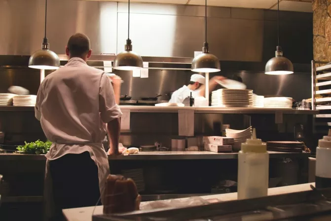 Chef en una cocina de Serunion Thumbnail