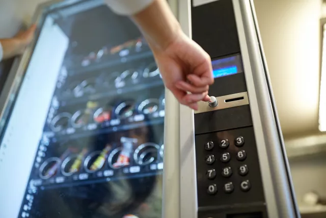 serunion-vending-maquina-hombre-pulsando