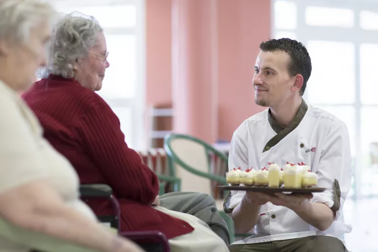 serunion-mayores-servicios-cuidador-ofreciendo-comida-anciana