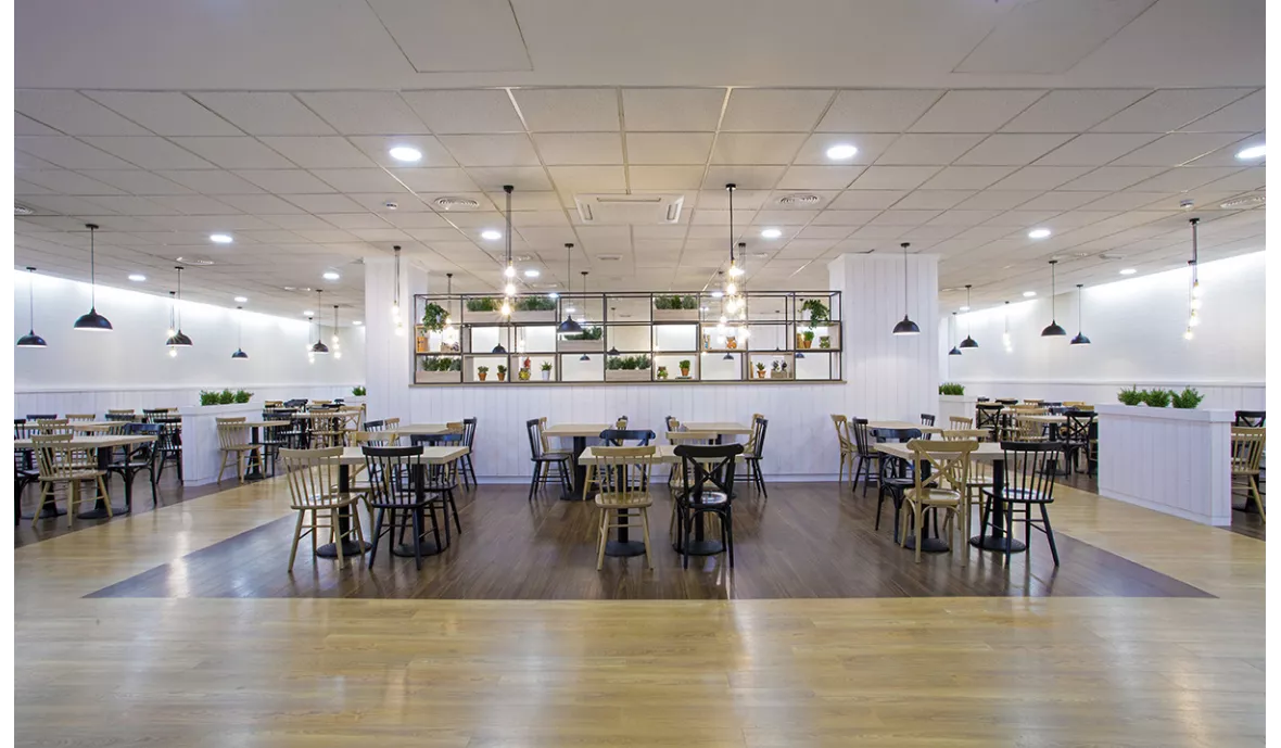 serunion-concepto-restaurante-empresas-meetropolitan-salon-vacio