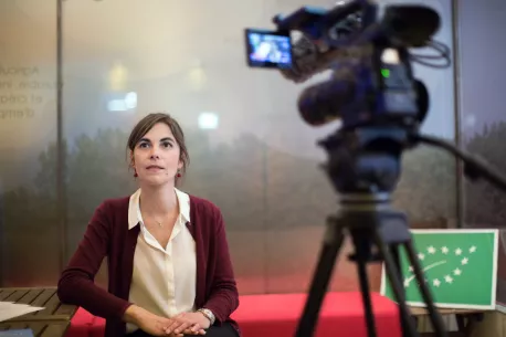 serunion-sala-prensa-comunicacion-mujer-camara serunion-sala-prensa-comunicacion-mujer-camara