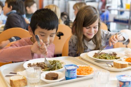 serunion-educa-gastronomia-adaptacion-menus-niños-comiendo