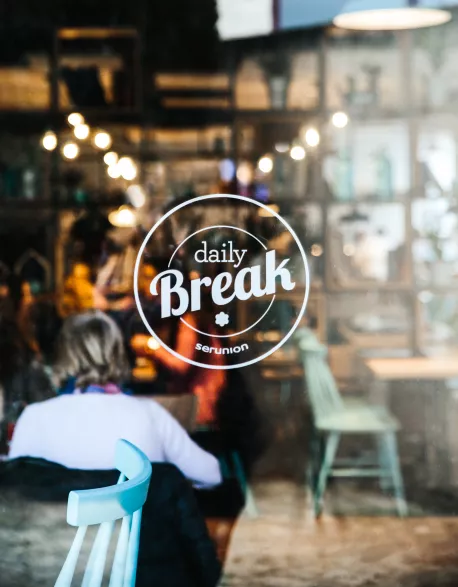 serunion-salud-cafeterias-daily-break-logo-ventana