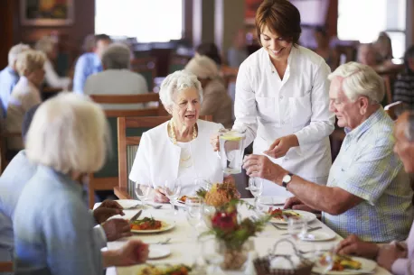 serunion-mayores-nuestros-servicios-oferta-gastronomica-grupo-ancianos