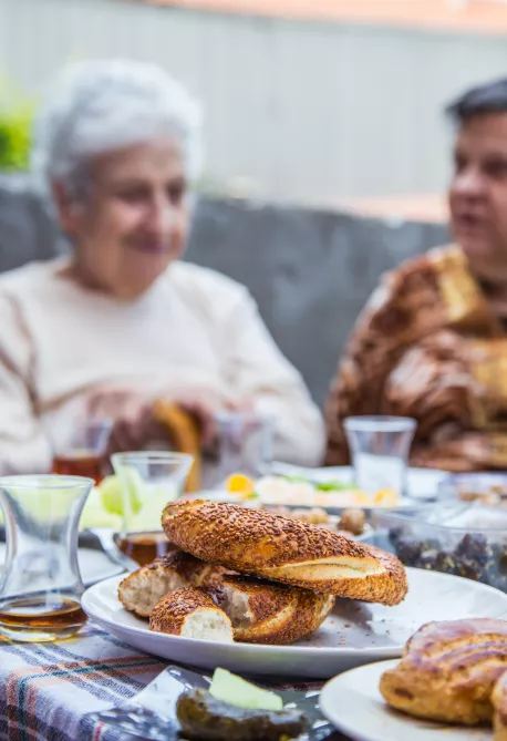 serunion-mayores-prioridad-personas-nuestra-cocina-abuela-mesa-desenfocada serunion-mayores-prioridad-personas-nuestra-cocina-abuela-mesa-desenfocada