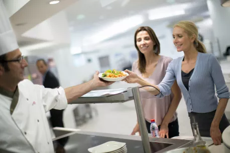 serunion-cocinero-mujeres-plato serunion-cocinero-mujeres-plato
