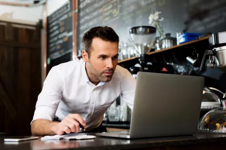 serunion-gestion-compras-camarero-hombre serunion-gestion-compras-camarero-hombre