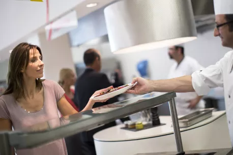 serunion-restaurantes-chef-entregando-plato-horizontal serunion-restaurantes-chef-entregando-plato-horizontal