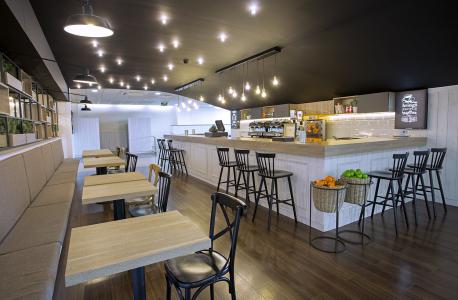 serunion-restaurantes-espacios-comfortables-barra-bar-bombillas