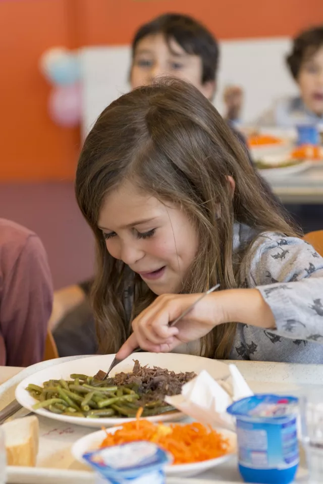 serunion-educa-gastronomia-niña-comiendo-judias